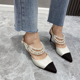 Pointed, shallow mouth, thin high heels, pearls, color matching sandals