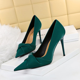 High heeled shoes, thin heels, pointed ends, bows