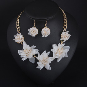 White flowers, necklace, earring set, short collarbone