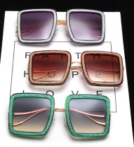 Dazzle color, sunglasses, large frame, wavy legs, sunglasses