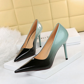 High heel, shallow mouth, pointed head, shiny patent leather, gradual color contrast single shoes