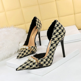High heels, checkered pattern, shallow mouth, side hollow, thousand bird pattern, pearl, metal chain