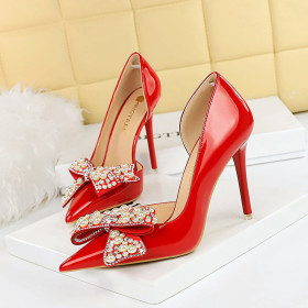 Banquet high heels, patent leather, shallow cut, pointed side cut, pearl rhinestone bow