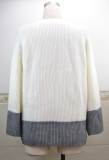 Suéter holgado estilo pulóver blanco y gris con mangas anchas
