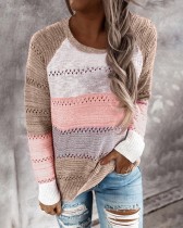 Пуловер контрастного цвета с круглым вырезом и вырезом