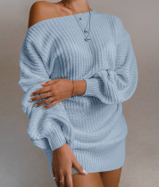 Minivestido tipo suéter con hombros descubiertos y mangas de murciélago en azul de primavera