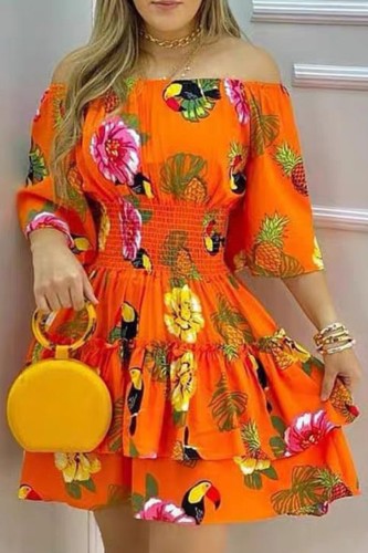 Летний оранжевый сарафан с открытыми плечами и цветочным принтом