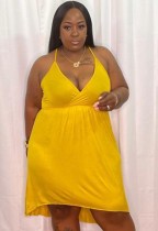 Vestido corto con cuello halter amarillo informal de talla grande de verano