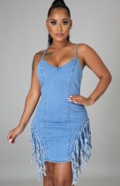 Sommerblaues figurbetontes Kleid mit Quasten und Denim-Trägern