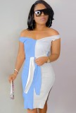 Vestido midi de punto con hombros descubiertos y contraste azul y blanco elegante de verano