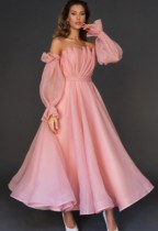 Vestido de noche doblado de manga larga con hombros descubiertos rosa elegante de Aummer