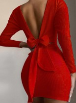 Mini-robe rouge en tricot nouée au dos en V d'automne