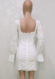 Осеннее белое винтажное мини-платье с объемными рукавами и квадратным вырезом