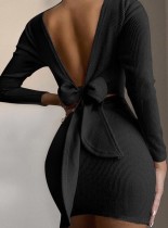 Mini-robe noire en tricot nouée au dos en V d'automne