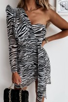 Vestido de festa com estampa zebra de um ombro e manga única