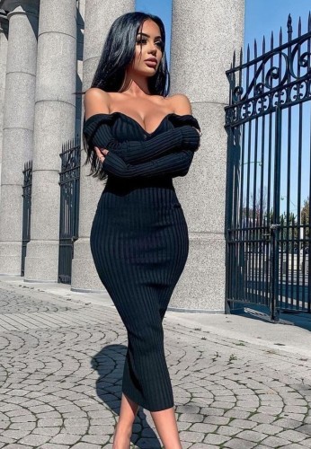 Robe moulante longue en tricot noir d'hiver à col en V