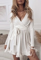 Mini vestido plisado de manga larga con cuello cruzado blanco casual de otoño