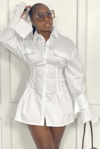 Herfstmode wit overhemd met lange mouwen en getailleerde taille