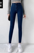 Dunkelblaue Slim Jeans mit hoher Taille im Herbst