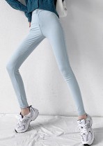 Hellblaue Slim Jeans mit hoher Taille im Herbst