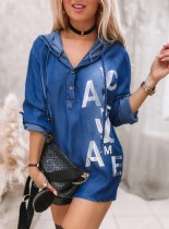 Camisa larga con capucha de mezclilla con estampado de letras azul otoño