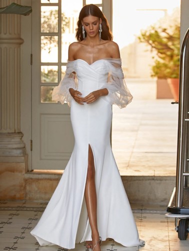 Vestido de noiva elegante com fenda sem mangas branco fora do ombro