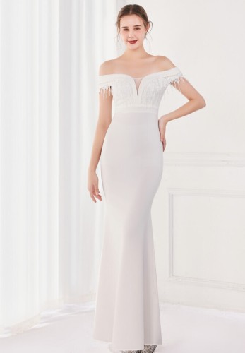 Vestido de noiva formal com franja branca elegante fora do ombro