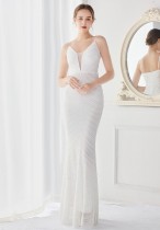 Elegantes weißes glänzendes Pailletten V-Ausschnitt trägerloses schlankes formales Cocktailparty-Abendkleid