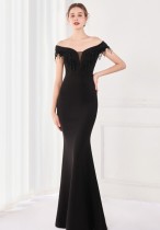Elegante vestido de noche de sirena formal con flecos negros y hombros descubiertos