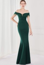 Elegante vestido de noche formal de sirena con flecos verdes y hombros descubiertos