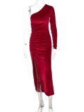 Vestido de festa de veludo vermelho com fenda de um ombro sóbrio