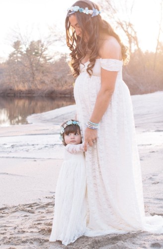 Vestido largo de maternidad de malla con hombros descubiertos y encaje blanco elegante de verano