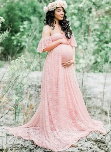 Vestido longo de maternidade elegante de renda rosa com malha fora do ombro