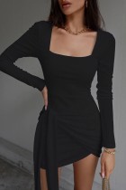 Mini abito da donna a maniche lunghe nero con scollo quadrato a maniche lunghe e scollo quadrato irregolare da donna