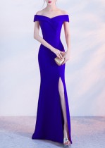 Женское летнее синее вечернее платье с открытыми плечами и высоким разрезом