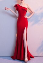 Женское летнее красное вечернее платье на одно плечо с высоким разрезом и русалкой