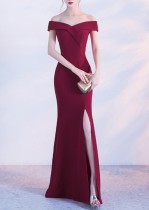 Женское летнее бордовое вечернее платье с открытыми плечами и высоким разрезом