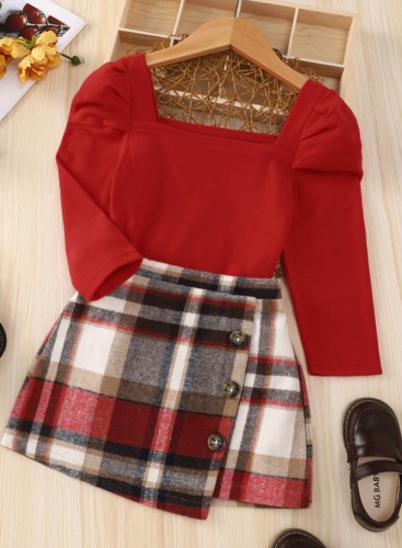 Completo da due pezzi con camicia rossa primaverile e minigonna scozzese per bambina