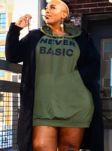 Vestido feminino com estampa de letras verdes de manga comprida tamanho plus size com capuz
