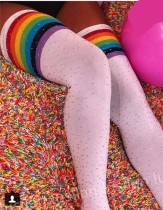 Calcetines de algodón a rayas arcoíris con cuentas por encima de la rodilla sexy blancos para mujer