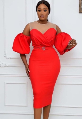 Весеннее элегантное красное платье миди с открытыми плечами и круглым вырезом в сеточку с объемными рукавами и поясом