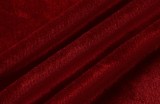 Wintermode Rotes, figurbetontes Kleid mit tiefem V-Ausschnitt und Trägern