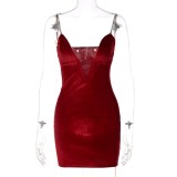 Wintermode Rotes, figurbetontes Kleid mit tiefem V-Ausschnitt und Trägern