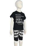 Conjunto de dos piezas de camiseta negra con estampado de letras y pantalones cortos de rayas para niños de verano