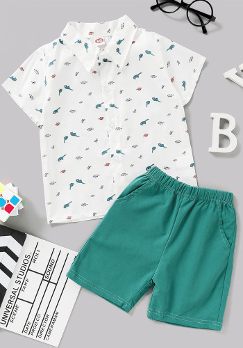 Conjunto de dos piezas de camisa de manga corta blanca con estampado de niño de verano y pantalones cortos verdes