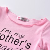 Camiseta de manga corta con estampado de letras para niñas y niños de verano y pantalones vaqueros con parche de malla con agujeros rasgados