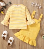 Conjunto de dos piezas de top y vestido de tirantes de manga larga con volantes y rayas amarillas para niña de verano