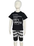 Conjunto de dos piezas de camiseta negra con estampado de letras y pantalones cortos de rayas para niños de verano