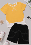 Conjunto de dos piezas de camiseta de manga corta con cuello redondo amarilla para niños de verano y pantalones sueltos negros
