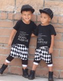 Sommer Kinder Junge Schwarzes T-Shirt mit Buchstabendruck und zweiteilige Shorts mit Streifen